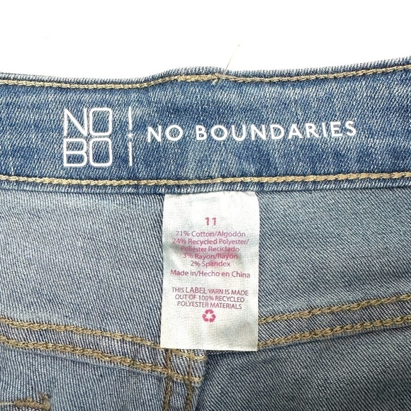 No Boundaries Skinny Women's size 11 Medium Wash Blue Denim Jeans - Picture 3 of 3